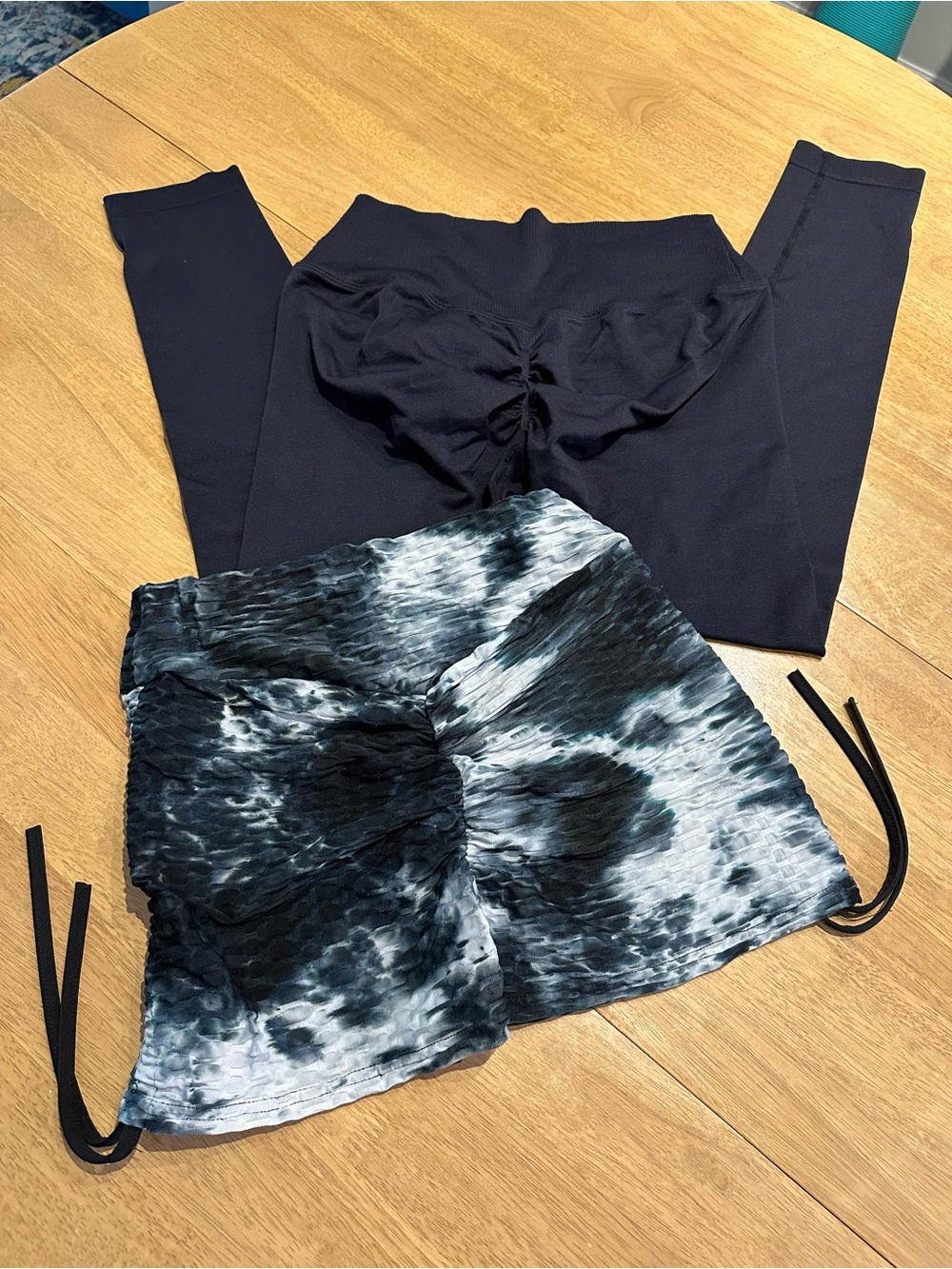 Scrunch Butt Activewear Bundle Black Crossover Leggings and Tie Die Shorts Sz M